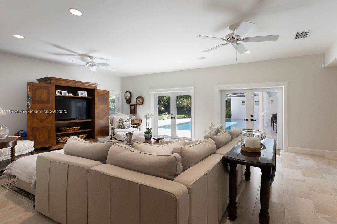 合同活跃: $3,975,000 (4 贝兹, 3 浴室, 4300 平方英尺)