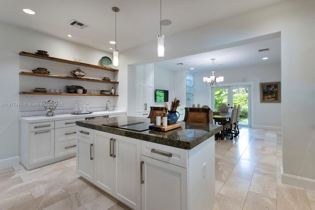 合同活跃: $3,975,000 (4 贝兹, 3 浴室, 4300 平方英尺)