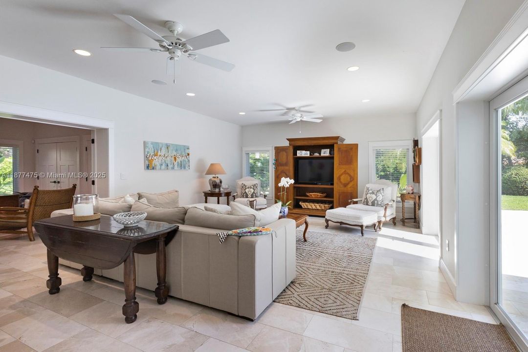 合同活跃: $3,975,000 (4 贝兹, 3 浴室, 4300 平方英尺)