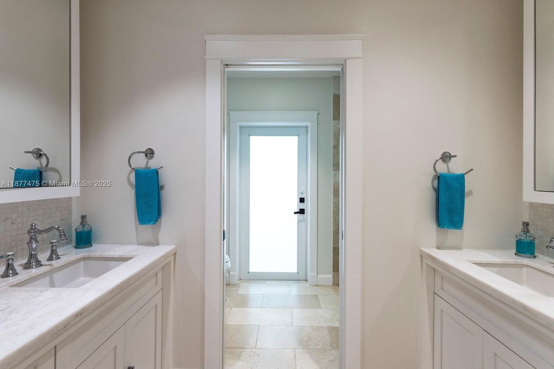 合同活跃: $3,975,000 (4 贝兹, 3 浴室, 4300 平方英尺)