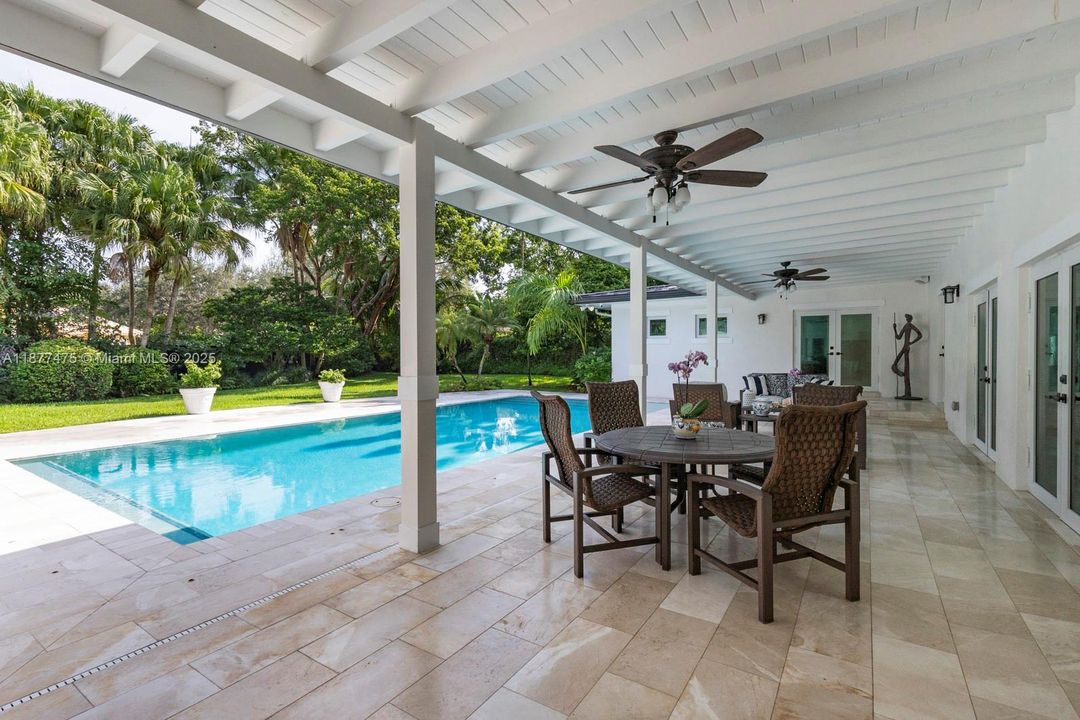 合同活跃: $3,975,000 (4 贝兹, 3 浴室, 4300 平方英尺)