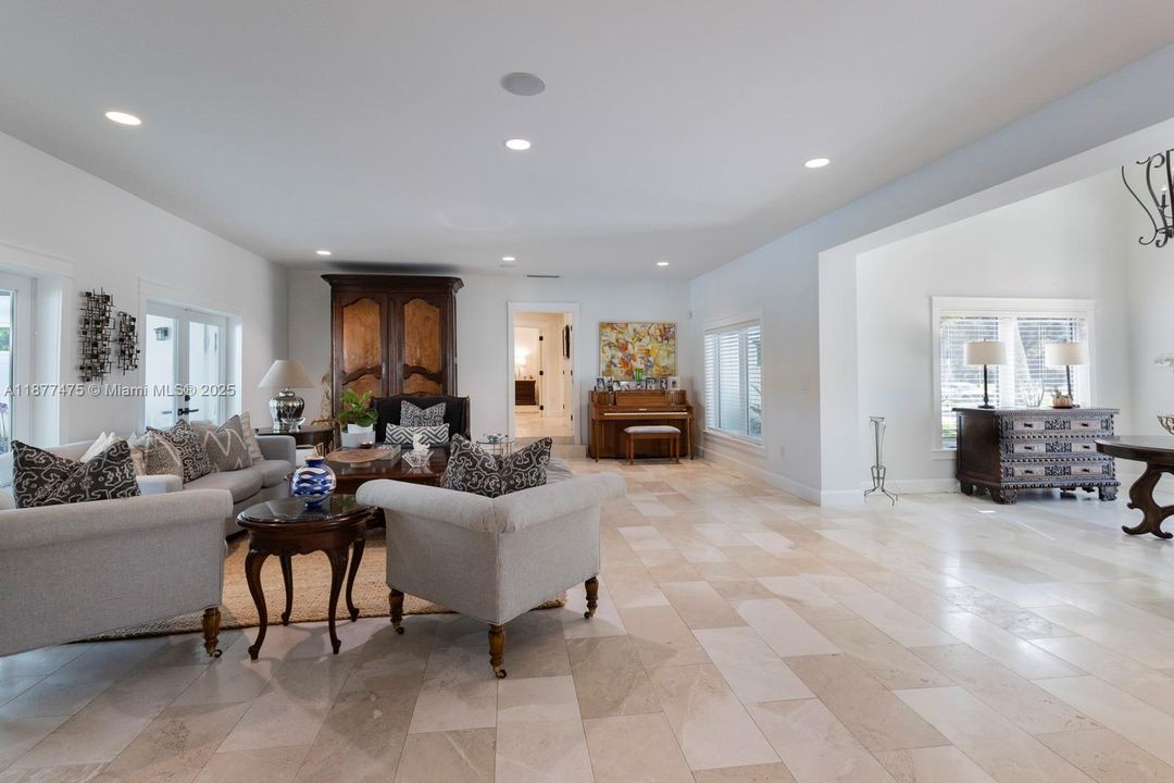 合同活跃: $3,975,000 (4 贝兹, 3 浴室, 4300 平方英尺)