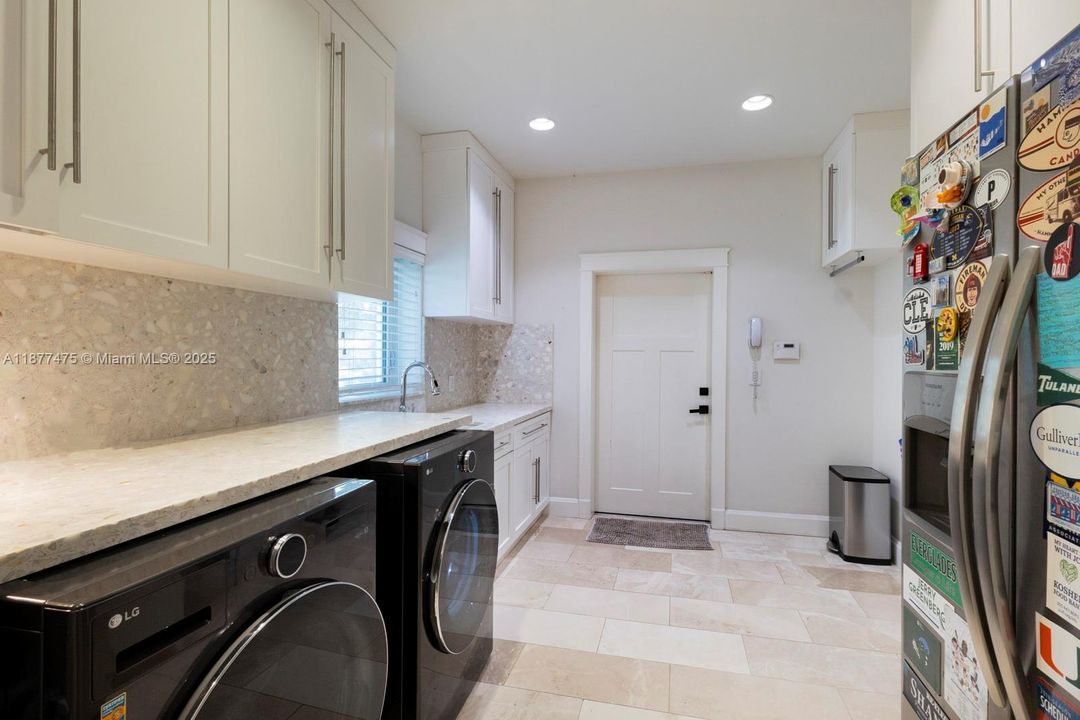 合同活跃: $3,975,000 (4 贝兹, 3 浴室, 4300 平方英尺)