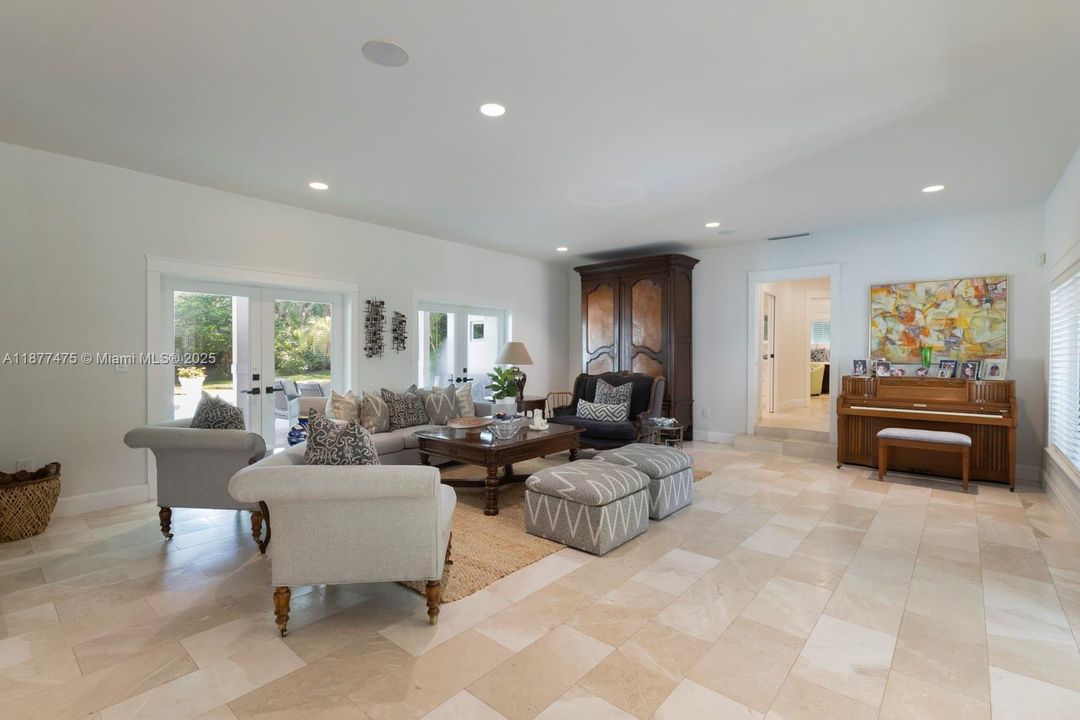 合同活跃: $3,975,000 (4 贝兹, 3 浴室, 4300 平方英尺)