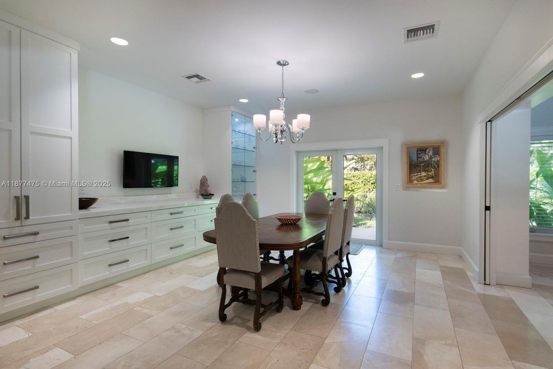 合同活跃: $3,975,000 (4 贝兹, 3 浴室, 4300 平方英尺)