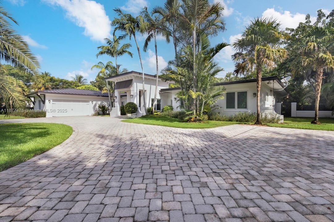 合同活跃: $3,975,000 (4 贝兹, 3 浴室, 4300 平方英尺)