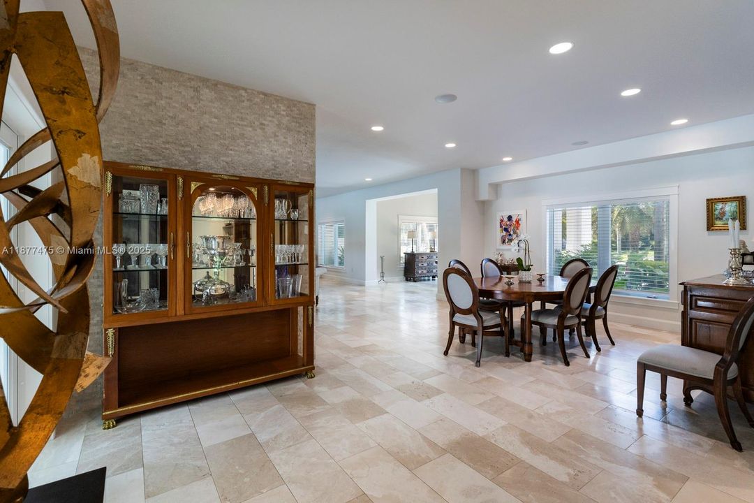 合同活跃: $3,975,000 (4 贝兹, 3 浴室, 4300 平方英尺)