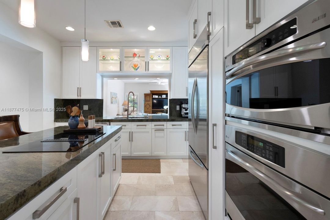 合同活跃: $3,975,000 (4 贝兹, 3 浴室, 4300 平方英尺)