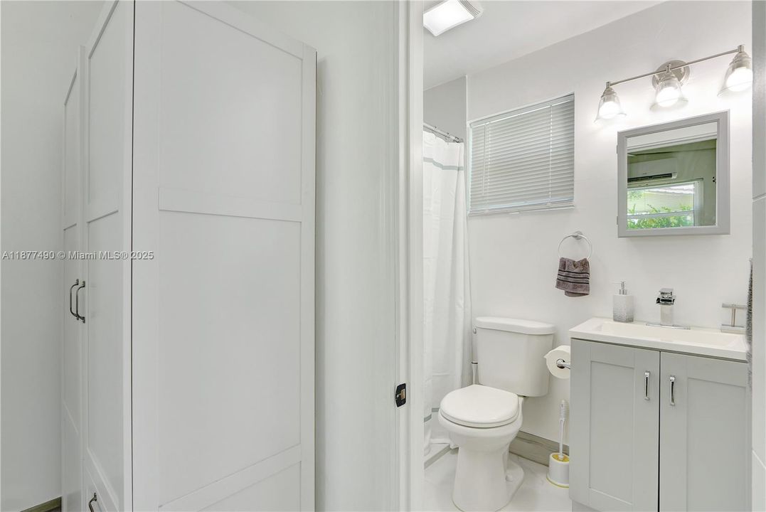 Recently Rented: $1,700 (1 beds, 1 baths, 700 Square Feet)