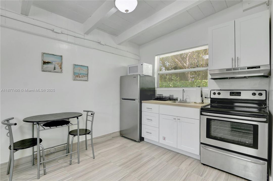 Recently Rented: $1,700 (1 beds, 1 baths, 700 Square Feet)