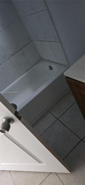 合同活跃: $2,000 (2 贝兹, 1 浴室, 850 平方英尺)