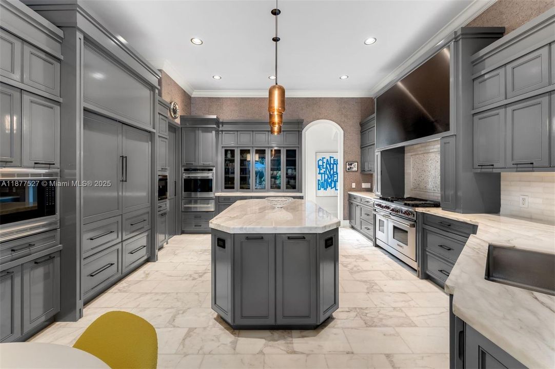 For Sale: $5,900,000 (6 beds, 6 baths, 5860 Square Feet)