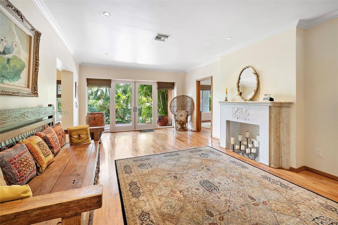 For Sale: $3,795,000 (3 beds, 2 baths, 2003 Square Feet)