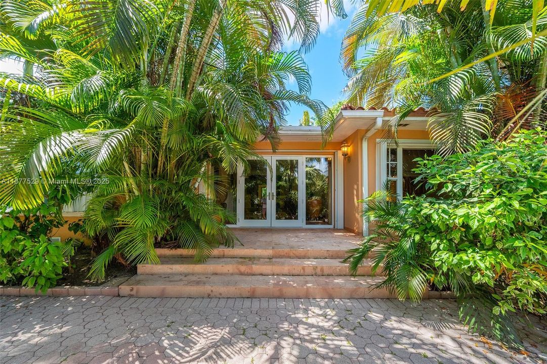 For Sale: $3,795,000 (3 beds, 2 baths, 2003 Square Feet)