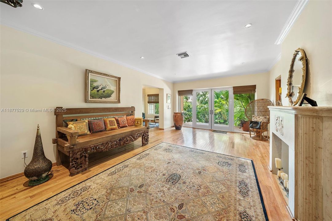 For Sale: $3,795,000 (3 beds, 2 baths, 2003 Square Feet)