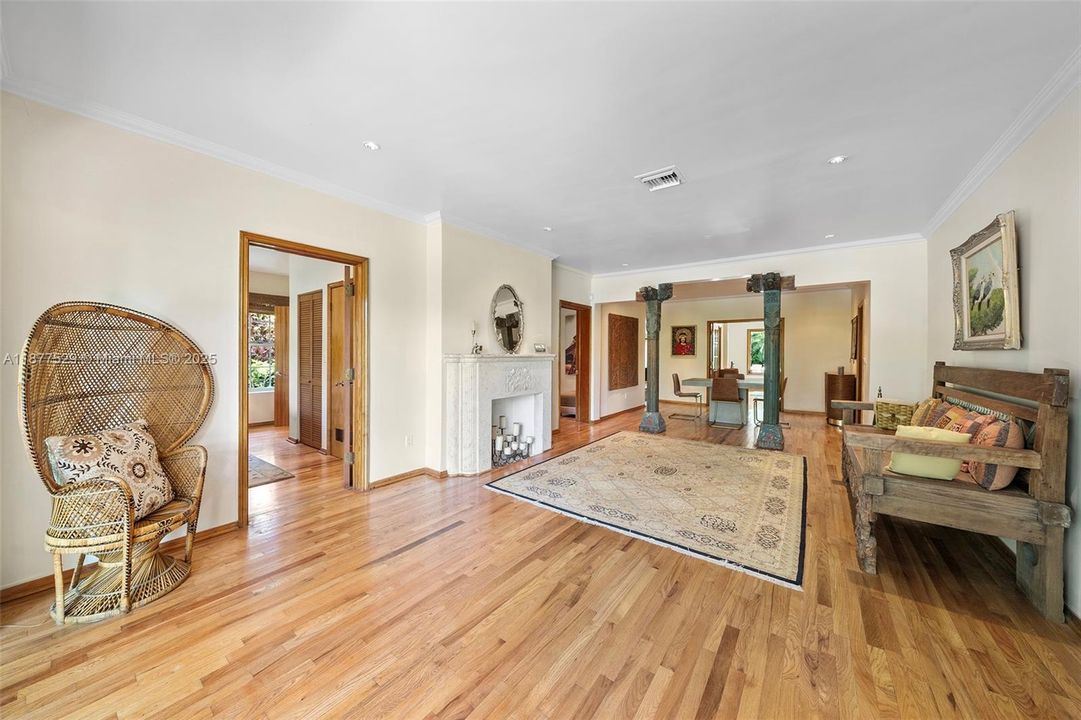 For Sale: $3,795,000 (3 beds, 2 baths, 2003 Square Feet)