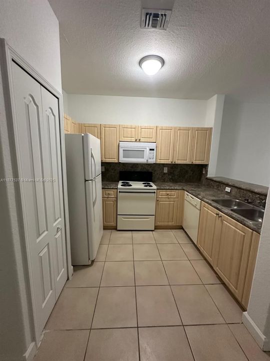 For Rent: $1,750 (3 beds, 2 baths, 1166 Square Feet)