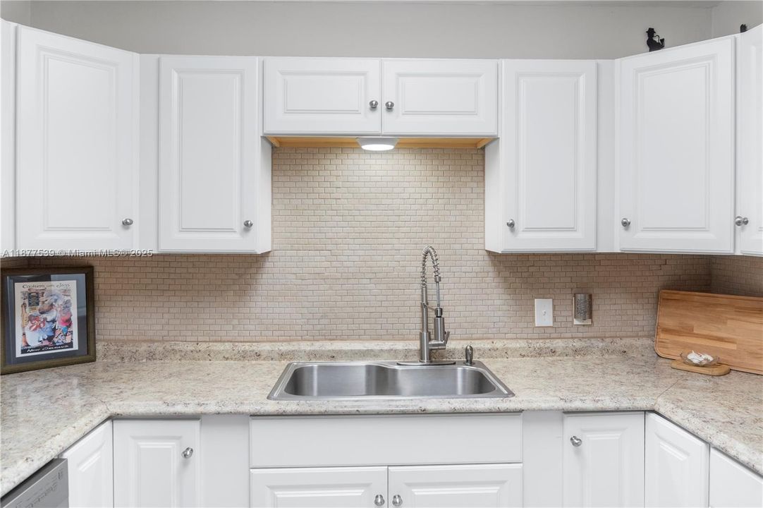 Vendido Recientemente: $335,000 (3 camas, 2 baños, 1379 Pies cuadrados)