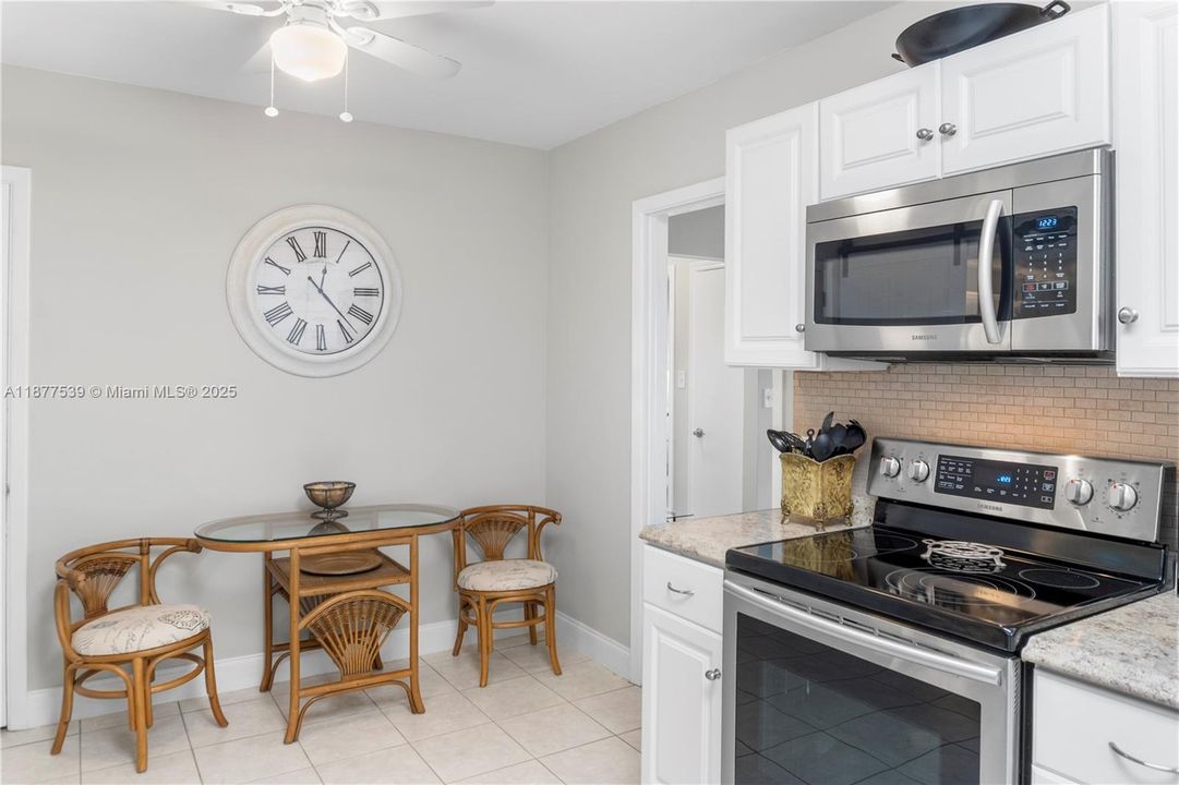 Vendido Recientemente: $335,000 (3 camas, 2 baños, 1379 Pies cuadrados)