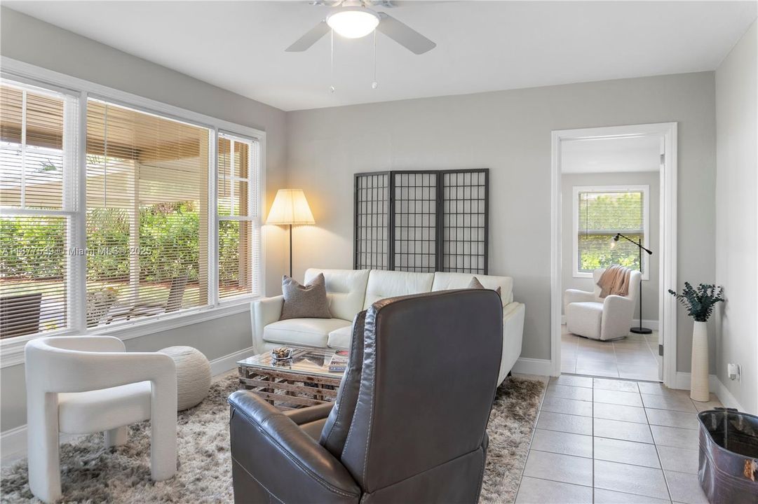 Vendido Recientemente: $335,000 (3 camas, 2 baños, 1379 Pies cuadrados)