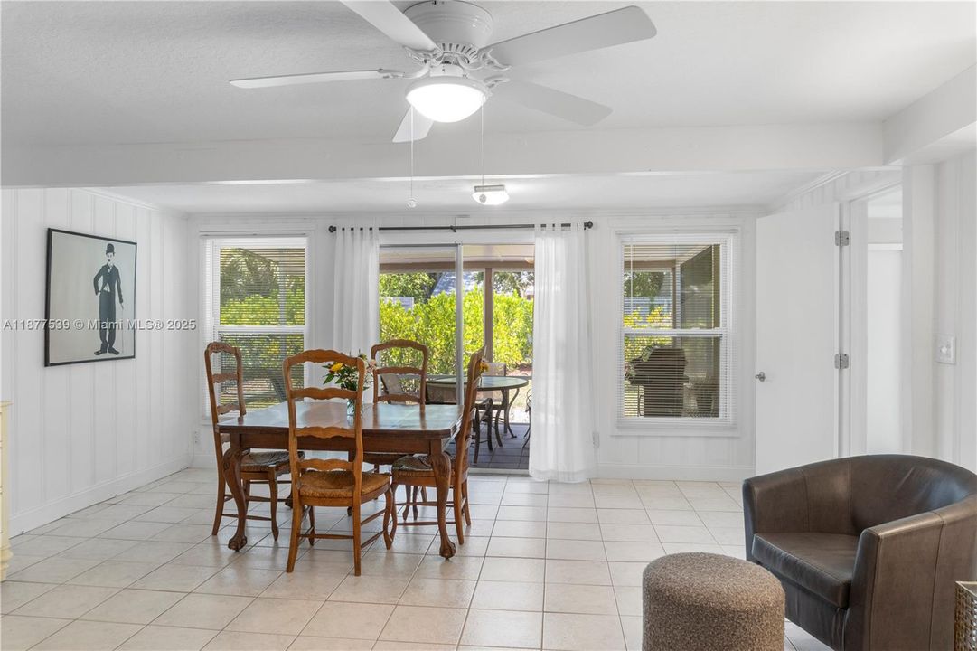 Vendido Recientemente: $335,000 (3 camas, 2 baños, 1379 Pies cuadrados)