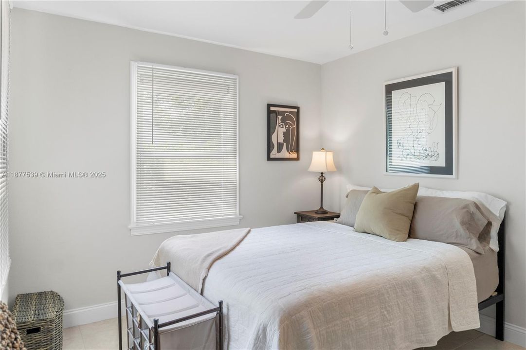 Vendido Recientemente: $335,000 (3 camas, 2 baños, 1379 Pies cuadrados)