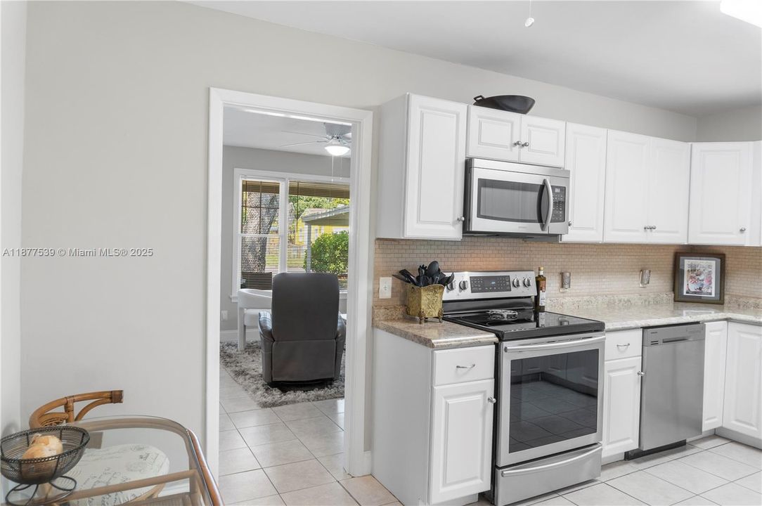 Vendido Recientemente: $335,000 (3 camas, 2 baños, 1379 Pies cuadrados)