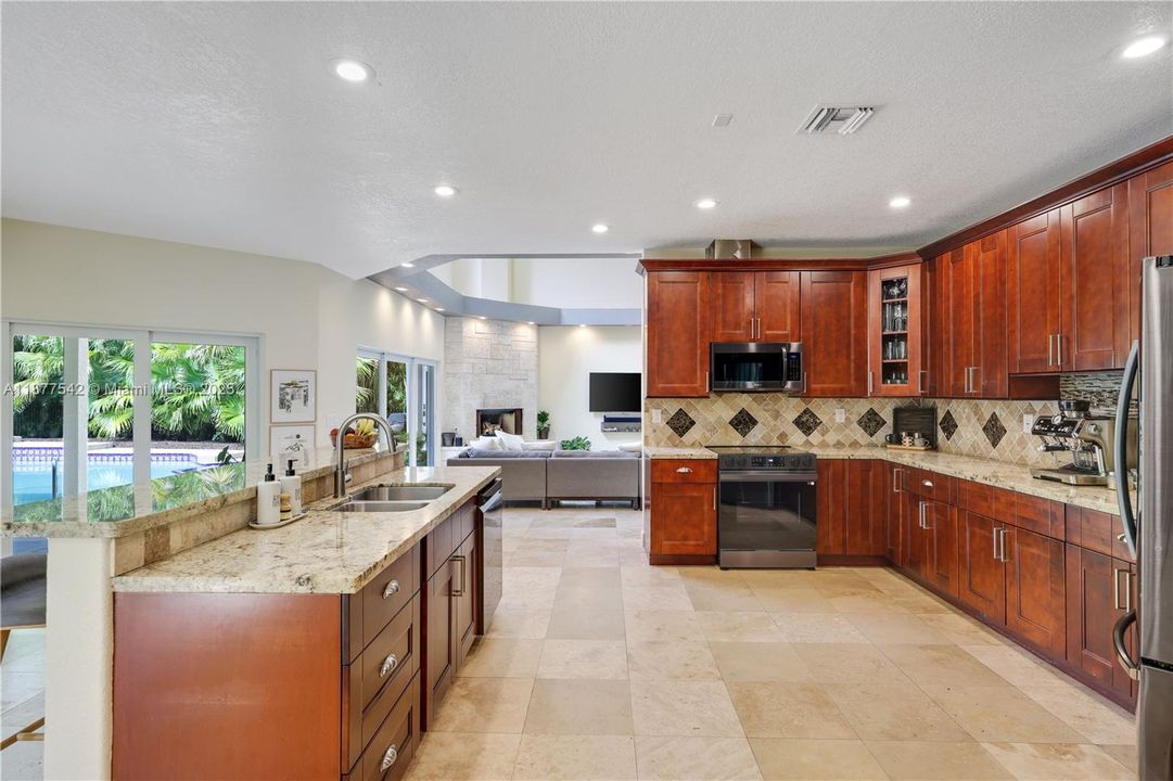 Recently Sold: $1,295,000 (7 beds, 4 baths, 5239 Square Feet)