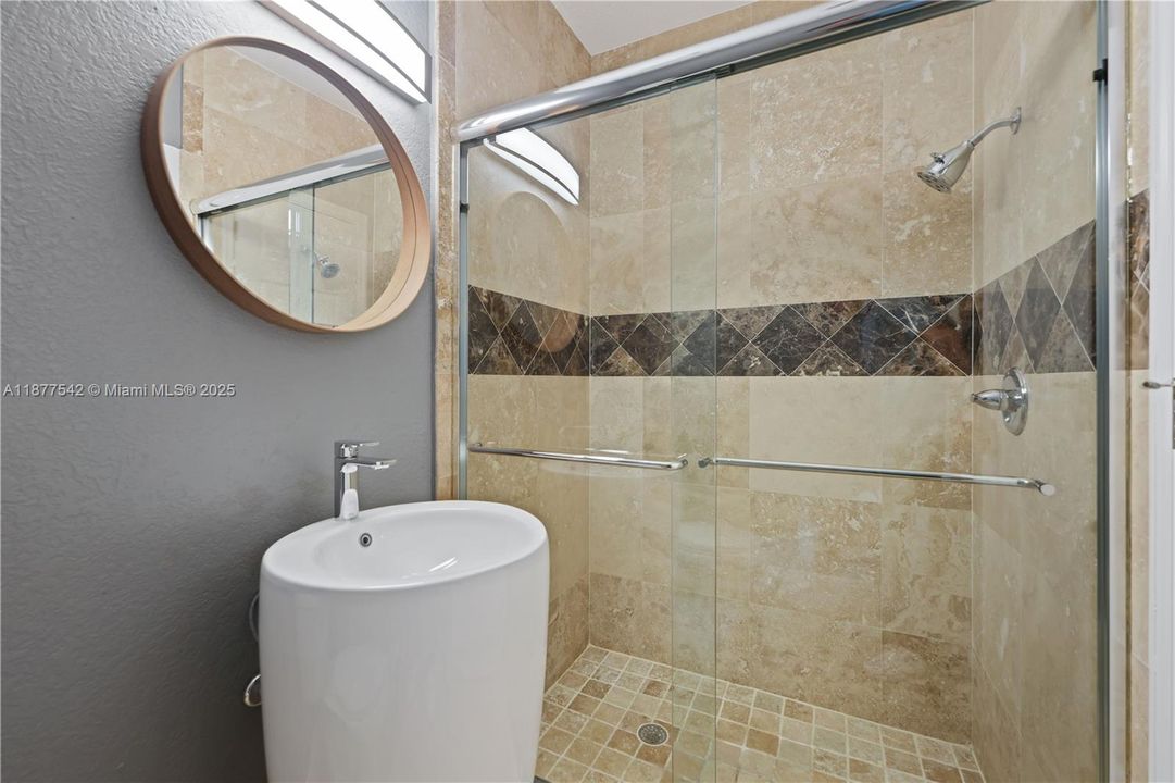 Recently Sold: $1,295,000 (7 beds, 4 baths, 5239 Square Feet)