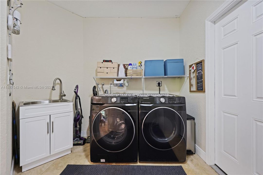 Recently Sold: $1,295,000 (7 beds, 4 baths, 5239 Square Feet)