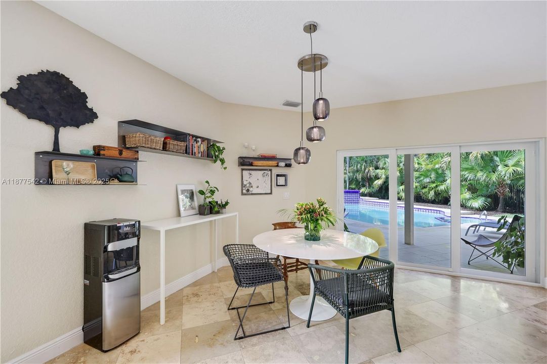 Recently Sold: $1,295,000 (7 beds, 4 baths, 5239 Square Feet)