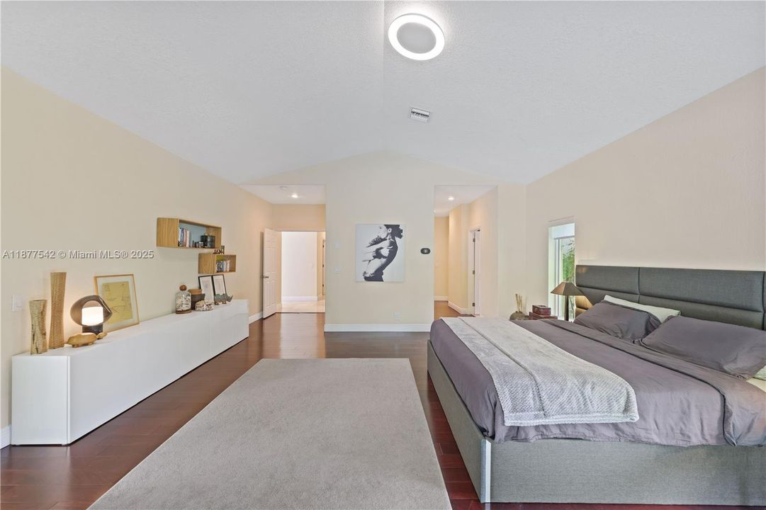 Recently Sold: $1,295,000 (7 beds, 4 baths, 5239 Square Feet)