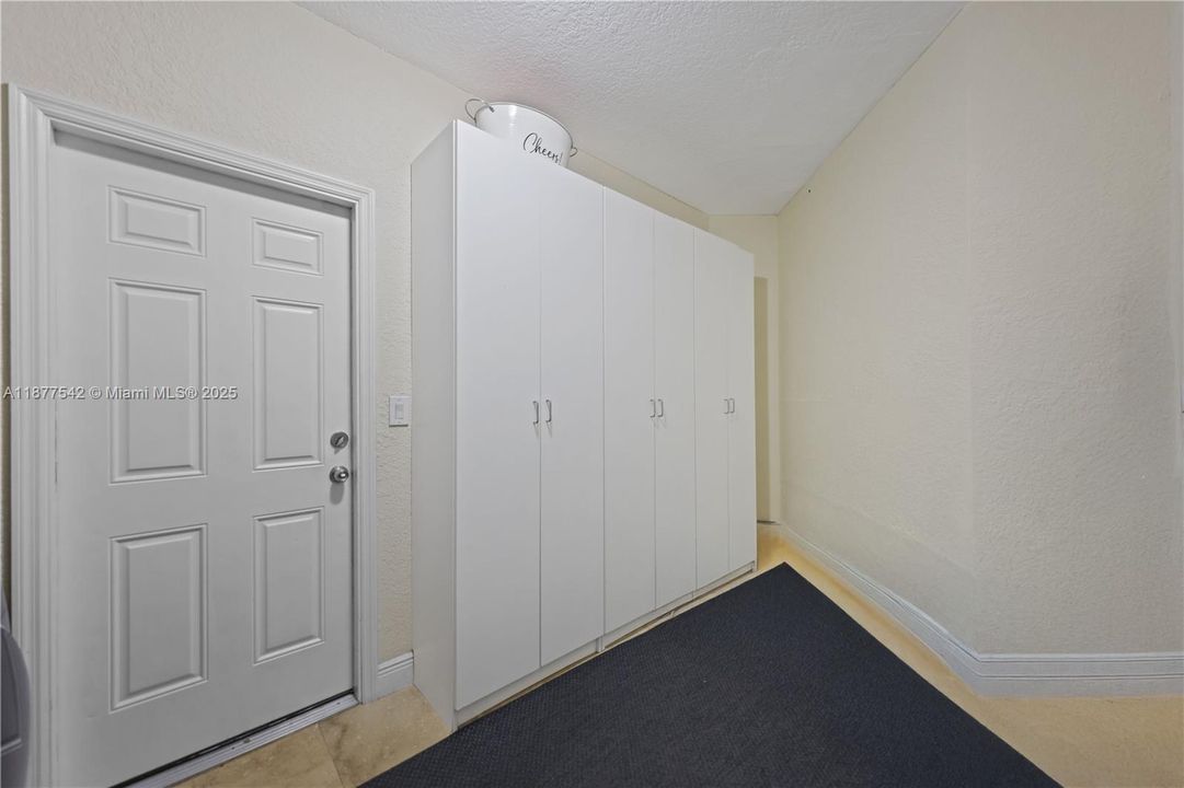 Recently Sold: $1,295,000 (7 beds, 4 baths, 5239 Square Feet)