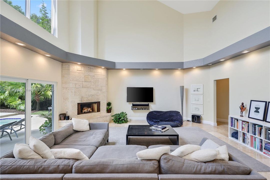 Recently Sold: $1,295,000 (7 beds, 4 baths, 5239 Square Feet)