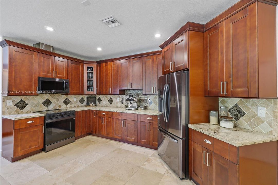 Recently Sold: $1,295,000 (7 beds, 4 baths, 5239 Square Feet)