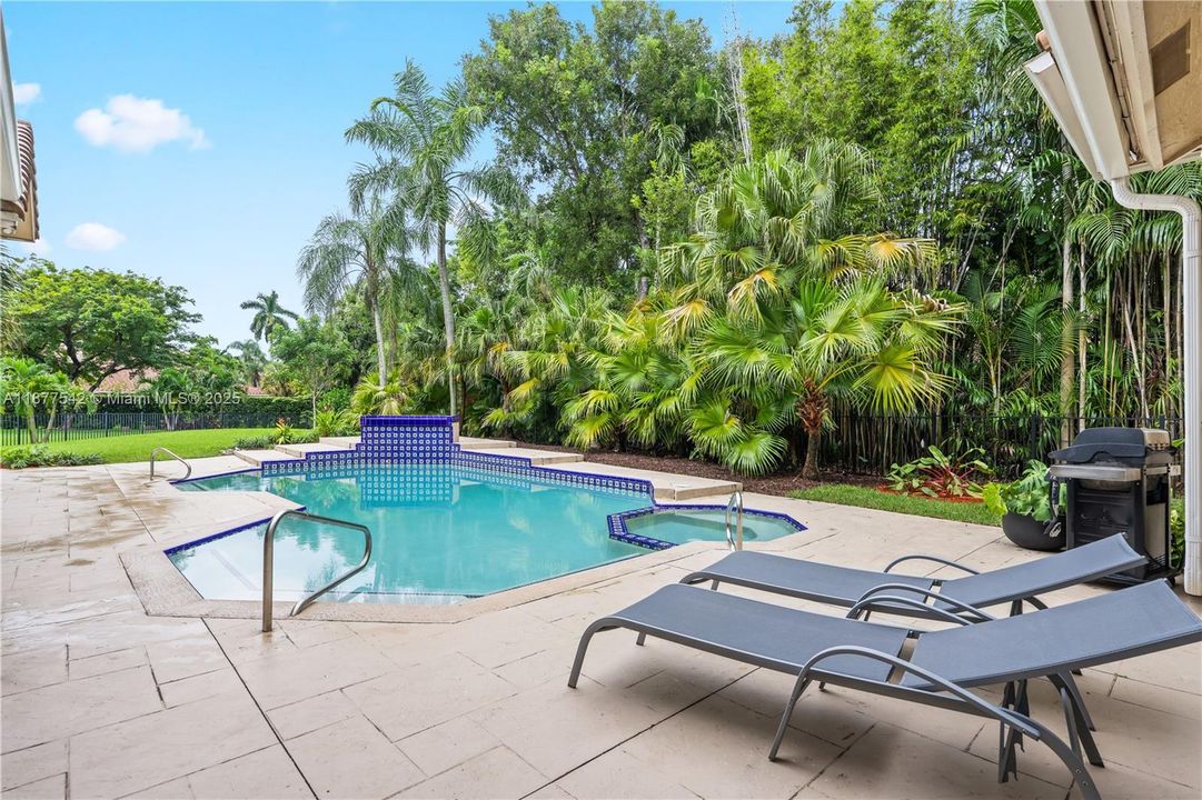 Recently Sold: $1,295,000 (7 beds, 4 baths, 5239 Square Feet)