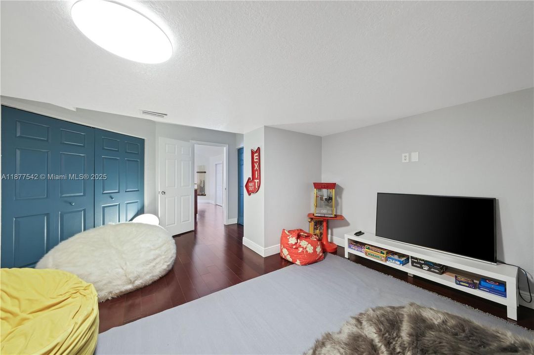 Recently Sold: $1,295,000 (7 beds, 4 baths, 5239 Square Feet)