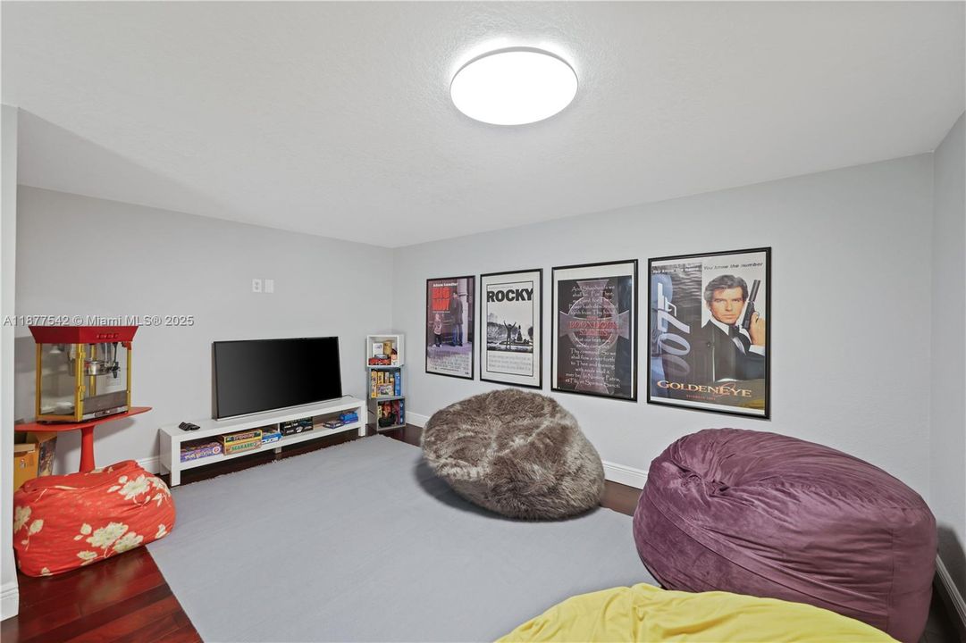 Recently Sold: $1,295,000 (7 beds, 4 baths, 5239 Square Feet)