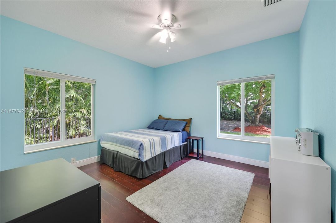 Recently Sold: $1,295,000 (7 beds, 4 baths, 5239 Square Feet)