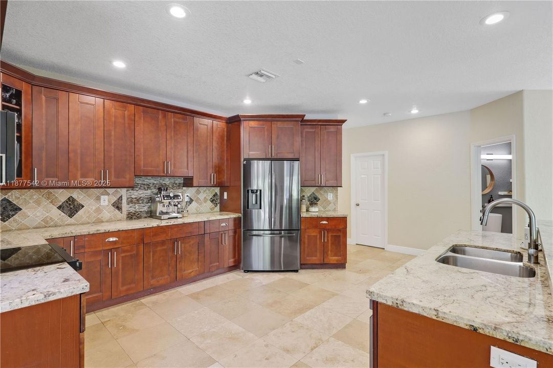 Recently Sold: $1,295,000 (7 beds, 4 baths, 5239 Square Feet)