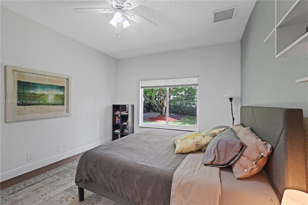 Recently Sold: $1,295,000 (7 beds, 4 baths, 5239 Square Feet)