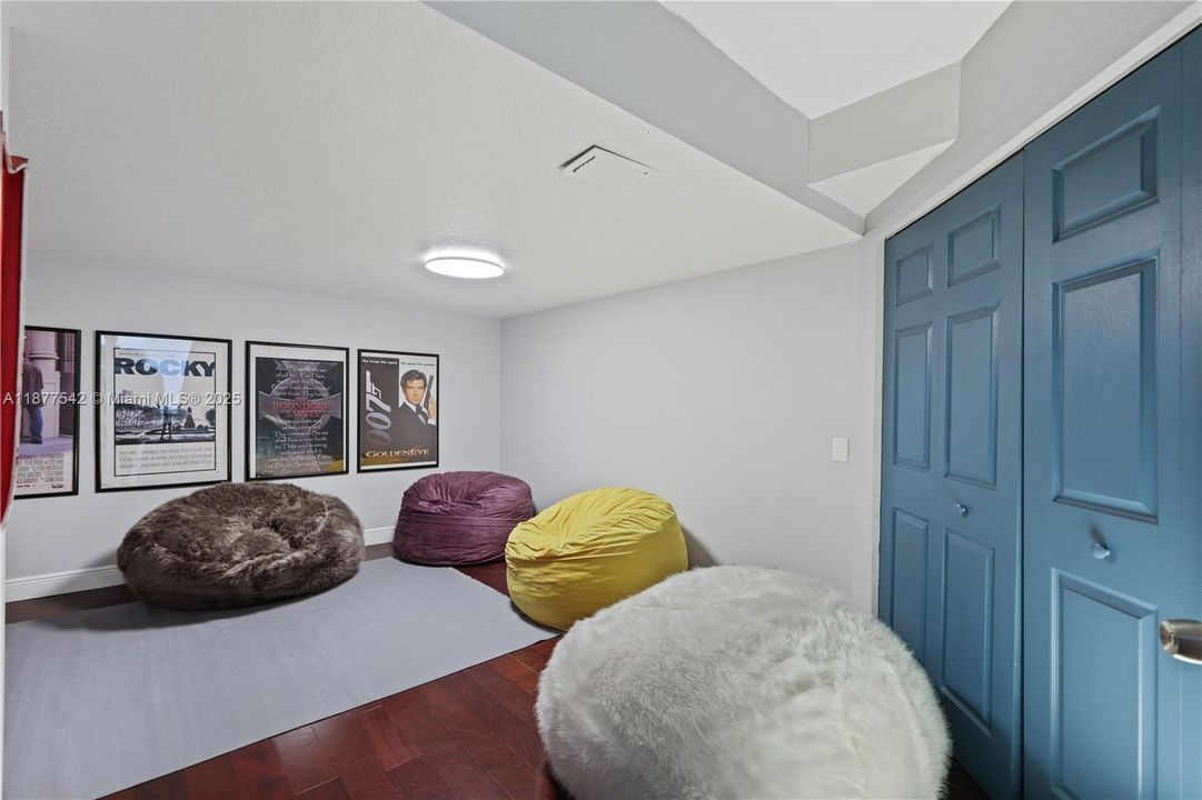 Recently Sold: $1,295,000 (7 beds, 4 baths, 5239 Square Feet)