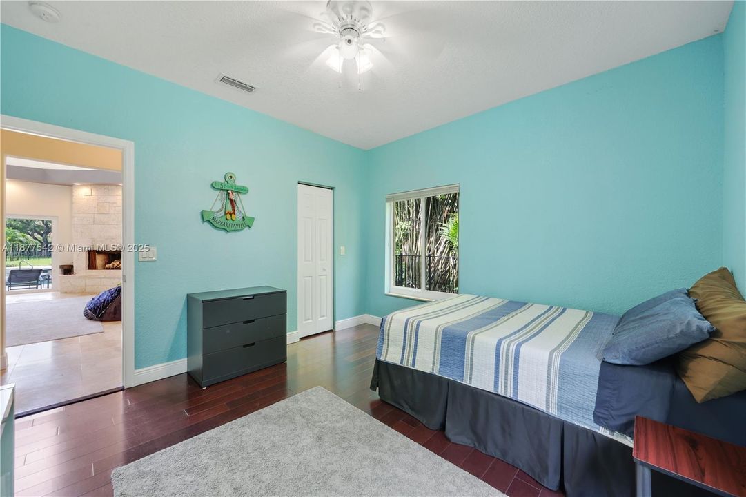 Recently Sold: $1,295,000 (7 beds, 4 baths, 5239 Square Feet)