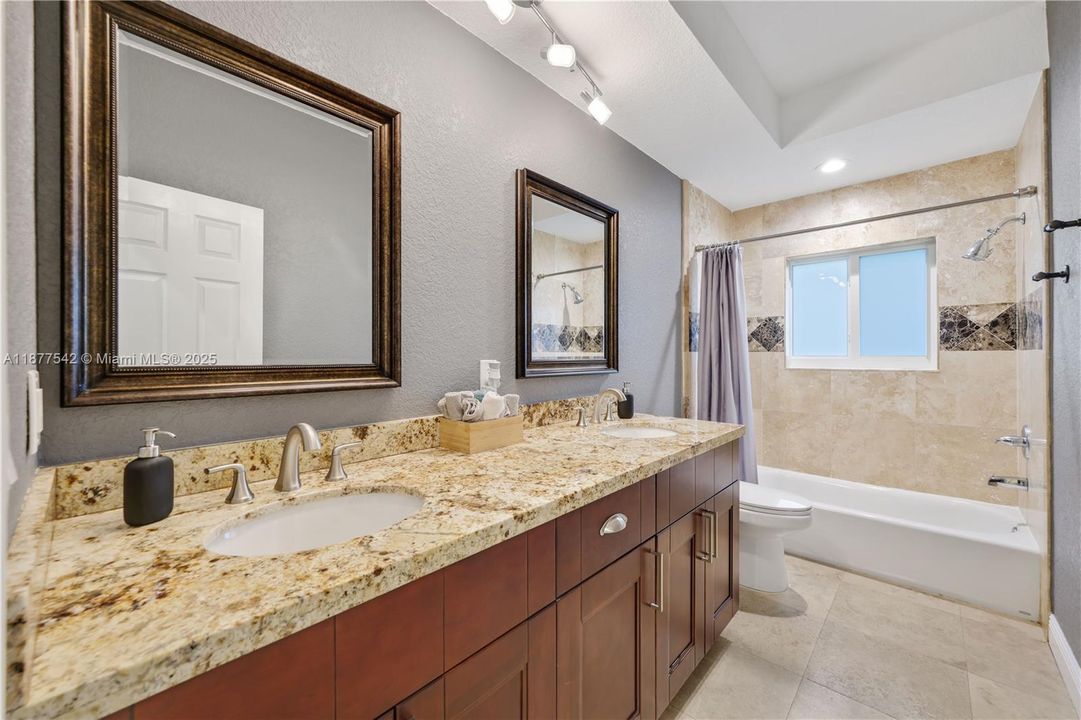 Recently Sold: $1,295,000 (7 beds, 4 baths, 5239 Square Feet)