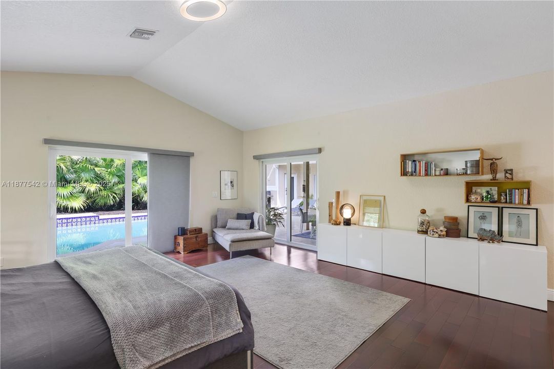 Recently Sold: $1,295,000 (7 beds, 4 baths, 5239 Square Feet)