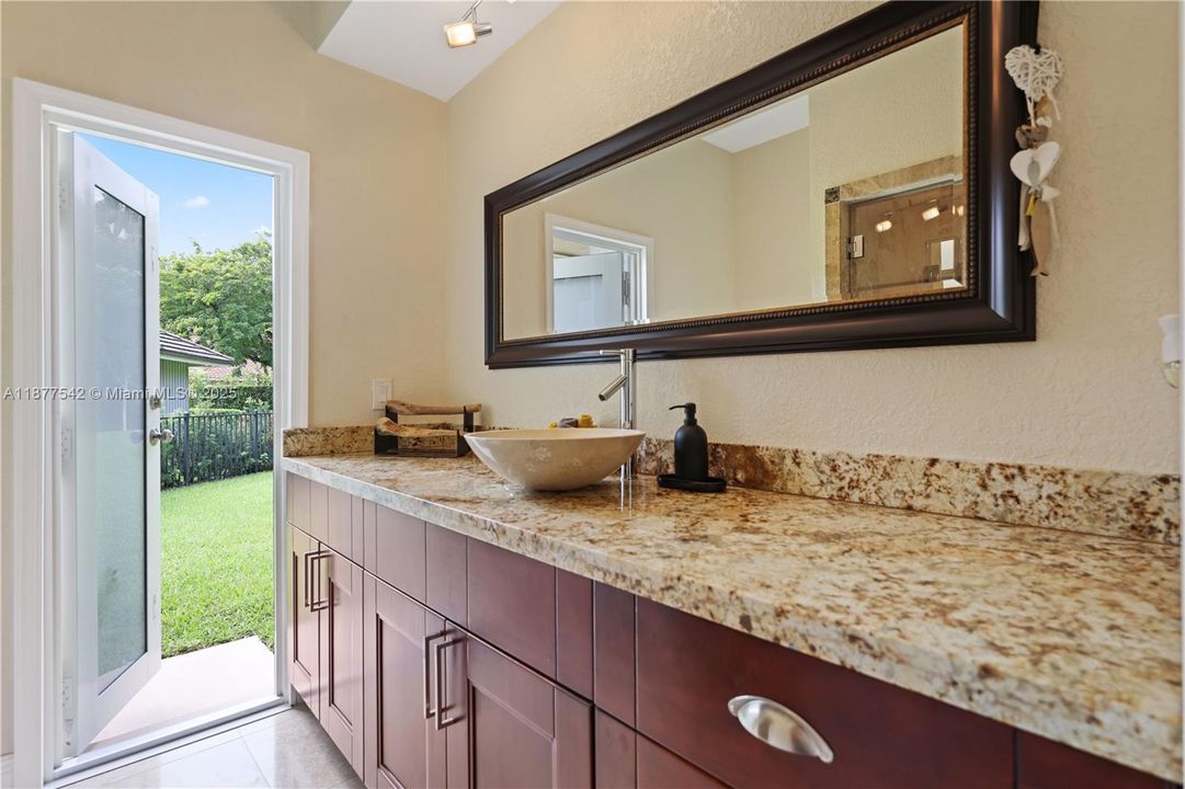 Recently Sold: $1,295,000 (7 beds, 4 baths, 5239 Square Feet)