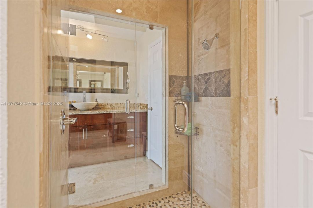 Recently Sold: $1,295,000 (7 beds, 4 baths, 5239 Square Feet)