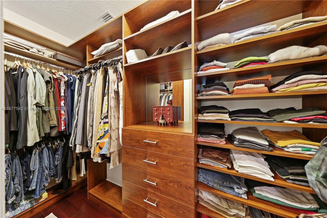 Recently Sold: $1,295,000 (7 beds, 4 baths, 5239 Square Feet)