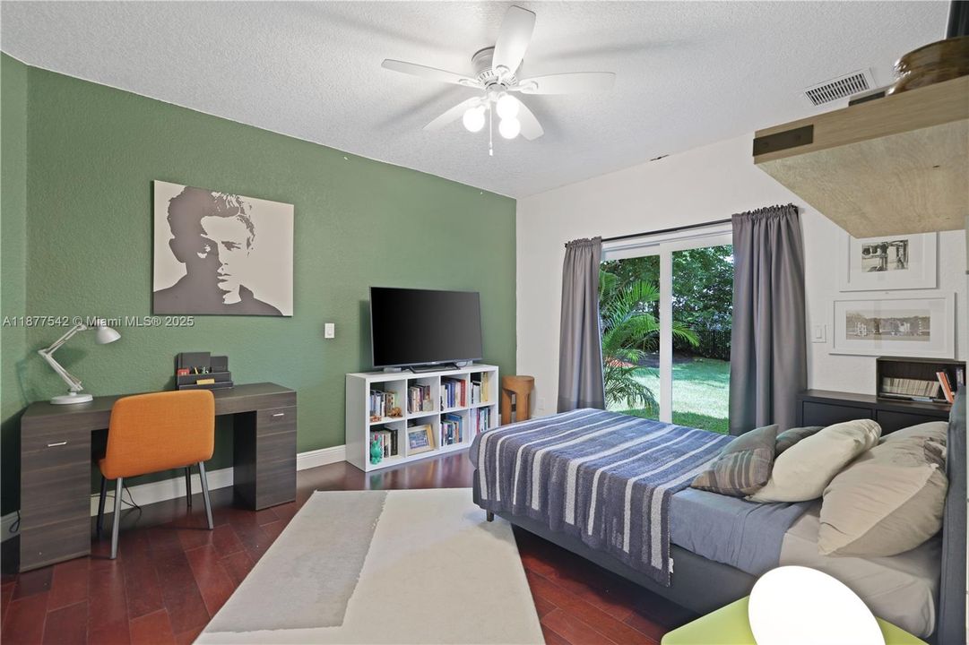 Recently Sold: $1,295,000 (7 beds, 4 baths, 5239 Square Feet)