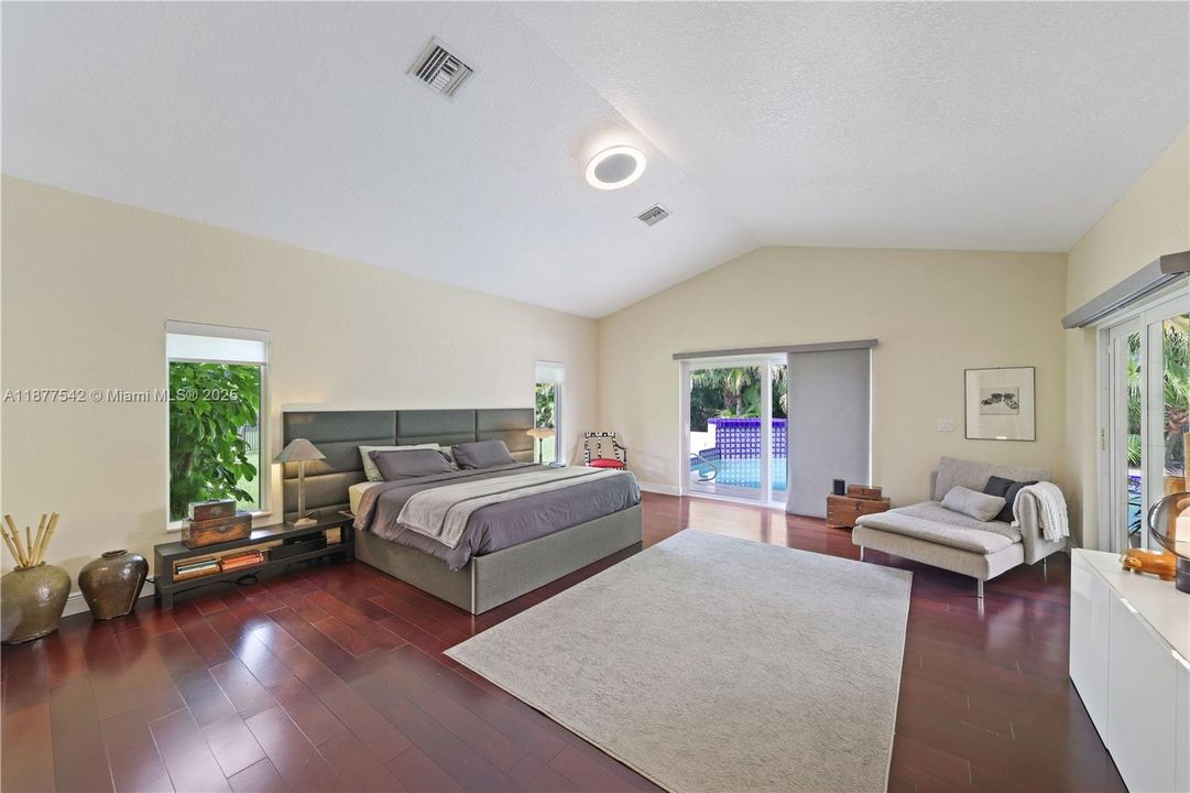 Recently Sold: $1,295,000 (7 beds, 4 baths, 5239 Square Feet)